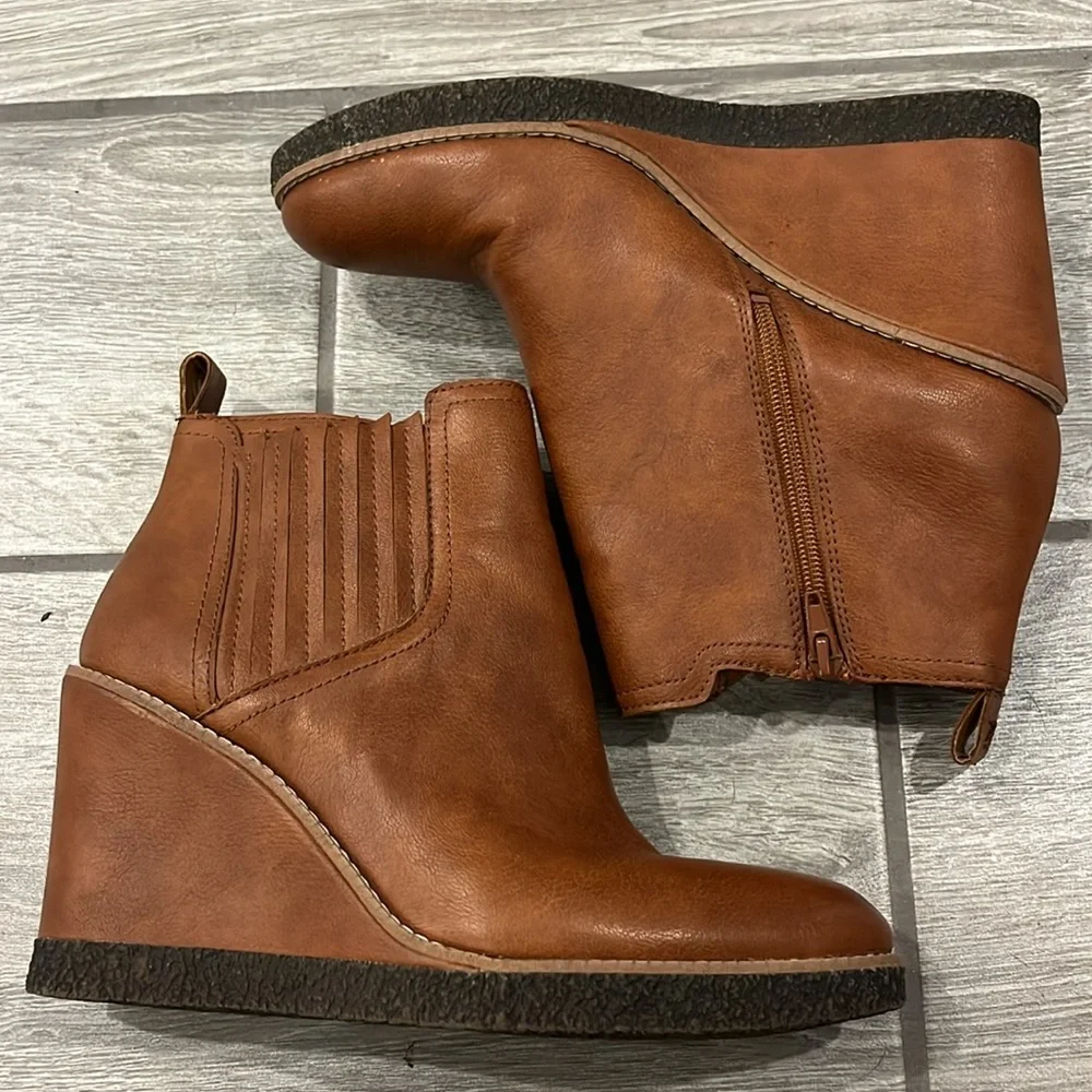 Zodiac Women’s 4” Indigo Wedge Booties size 9.5 NWT